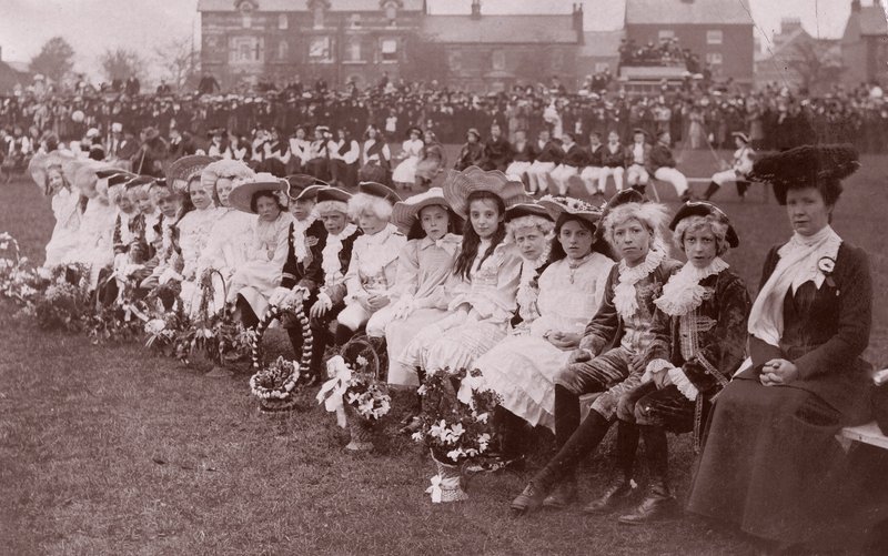Crianças participantes do concurso de fantasias, c.1910 (fotógrafo a preto e branco) de English Photographer