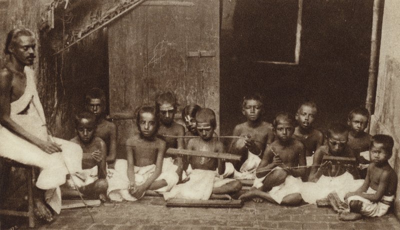 Crianças e seu professor em uma escola na Índia (foto a p/b) de English Photographer
