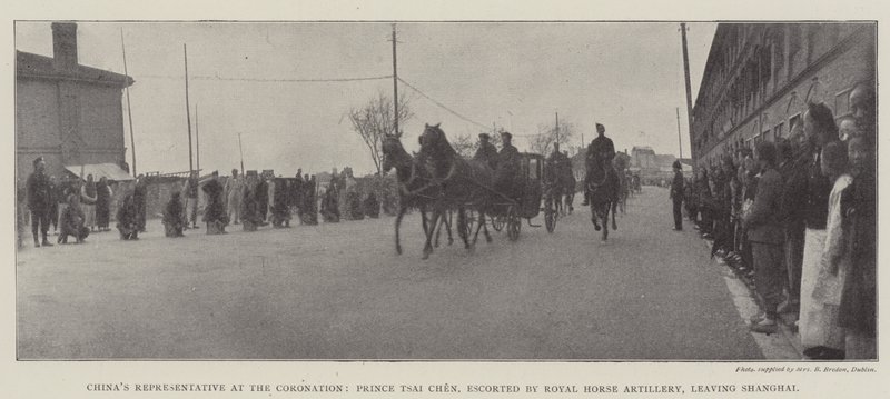 Representante da China na coroação, príncipe Tsai Chen, escoltado pela Royal Horse Artillery, deixando Xangai de English Photographer