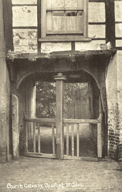 Church Gateway, Chalfont St Giles, Buckinghamshire (foto a p/b) de English Photographer