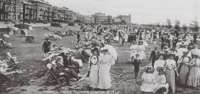 Church Parade, Southsea Common (fotografia a preto e branco) de English Photographer