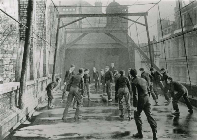 Campo de futebol da escola da cidade em 1902 de English Photographer