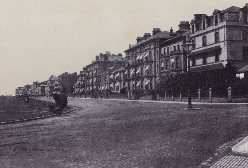Clarence Parade, Southsea (foto a p/b) de English Photographer