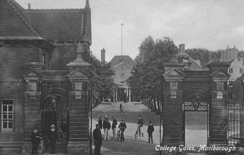 College Gates, Marlborough College, Wiltshire (foto a p/b) de English Photographer