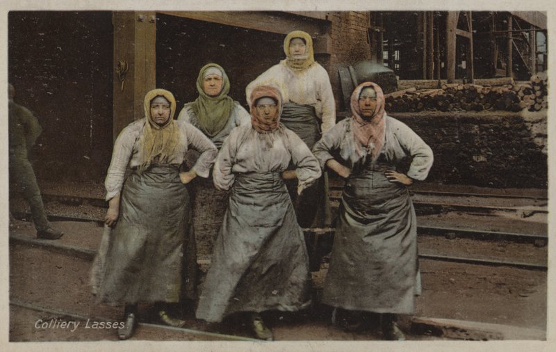 Colliery Lasses (foto a cores) de English Photographer
