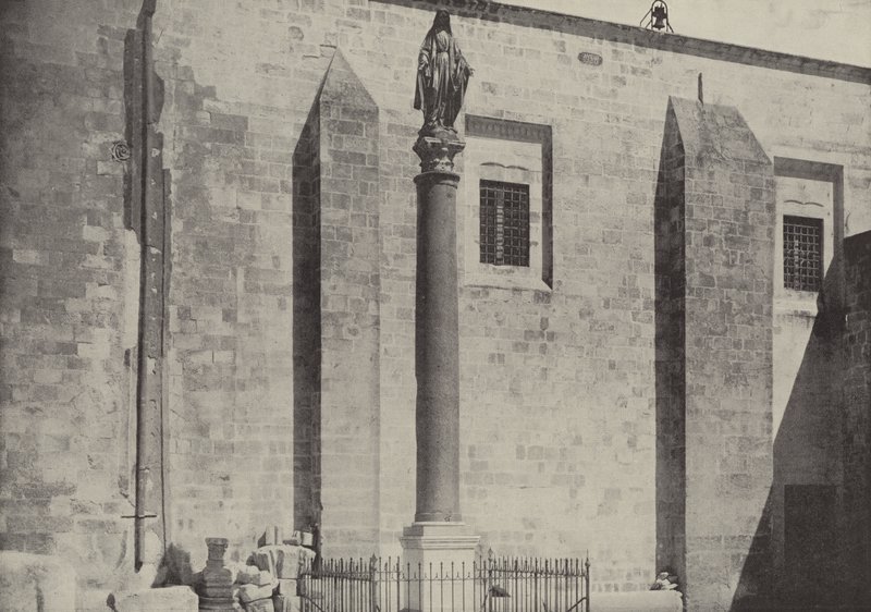 Coluna e Estátua da Virgem, Nazaré, perto do local da casa de José e Maria de English Photographer