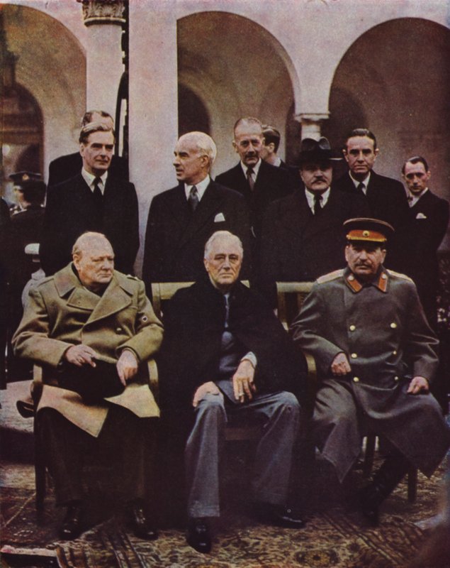 Conferência dos líderes aliados Winston Churchill, Franklin D. Roosevelt e Joseph Stalin em Yalta, na Crimeia; URSS, Segunda Guerra Mundial, 7 de fevereiro de 1945 de English Photographer