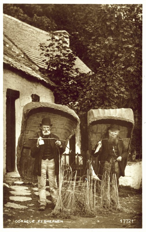 Coracle pescadores (foto a p/b) de English Photographer