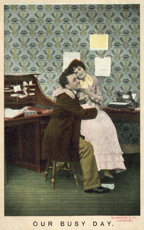 Casal abraçando em um escritório de English Photographer