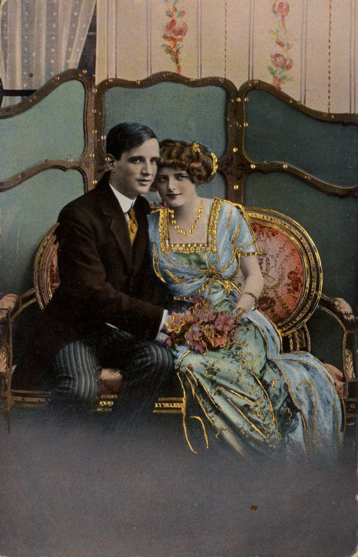 Casal segurando um buquê de flores, sentado em um loveseat. de English Photographer