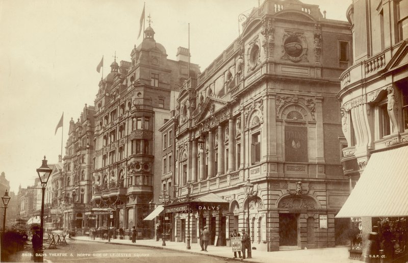 Teatro Dalys e lado norte da Leicester Square, Londres de English Photographer