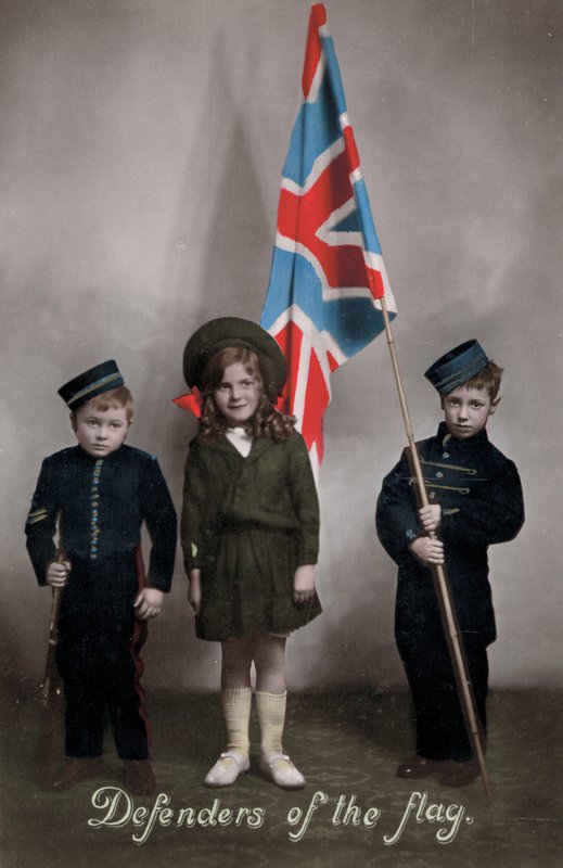 Defensores da Bandeira, três crianças de uniforme com o Union Jack (foto) de English Photographer