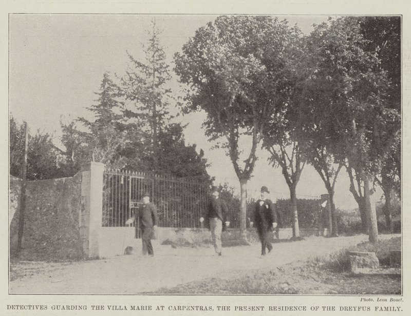 Detetives que guardam a Villa Marie em Carpentras, a atual residência da família Dreyfus de English Photographer