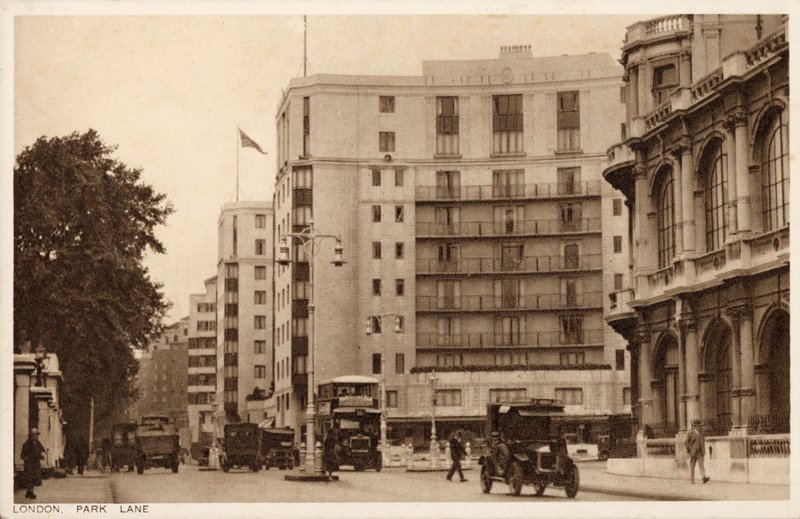 Dorchester Hotel, Park Lane, Londres (foto a p/b) de English Photographer