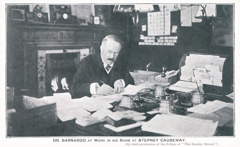 Dr. Barnardo no trabalho em seu quarto na Causeway de Stepney de English Photographer
