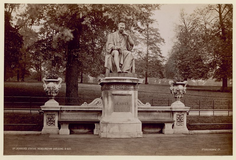 Estátua do Dr. Jenners em Kensington Gardens de English Photographer