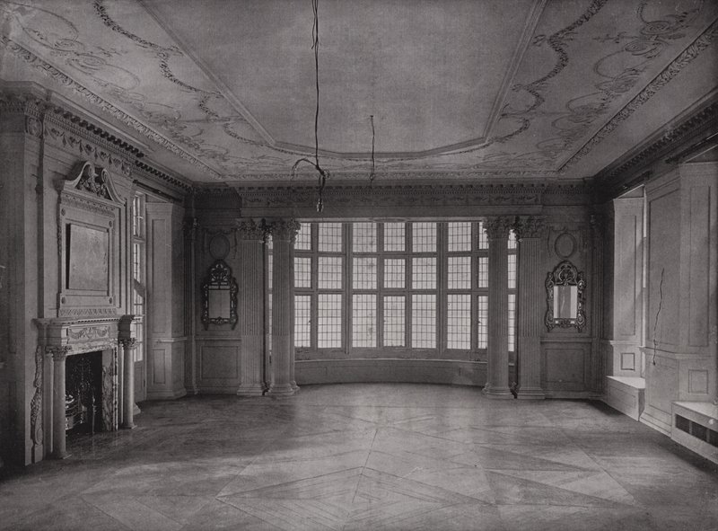Drawing-Room, olhando para Bay, Ashorne Hill House, perto de Leamington, Inglaterra (foto a p/b) de English Photographer