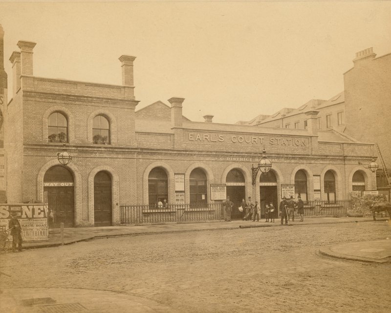 Earls Count Station - Entrada da Earls Court Road; fotografia tirada por C Latham em 1878 de English Photographer