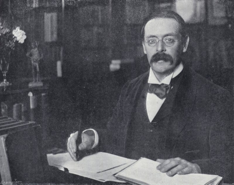 Edmund Gosse no seu Estudo (foto a p/b) de English Photographer