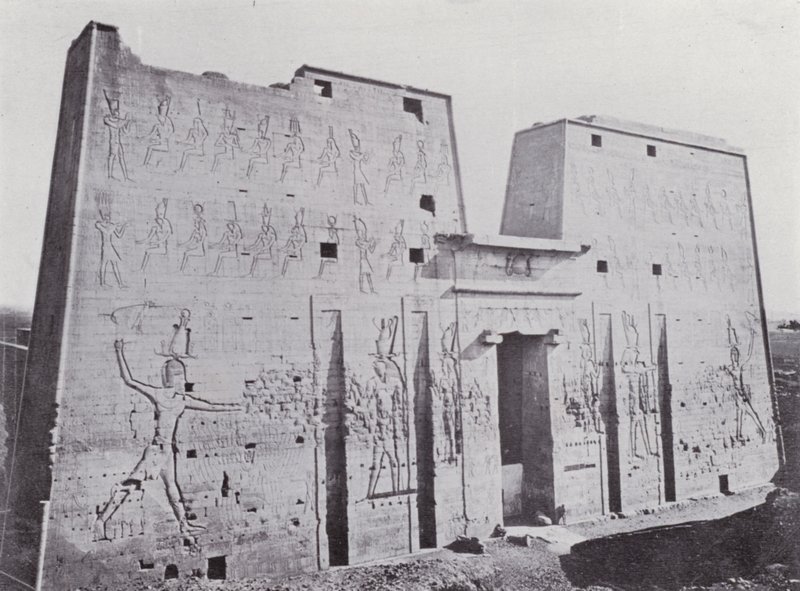 Egito: Torre do Templo de Edfu (foto a p/b) de English Photographer