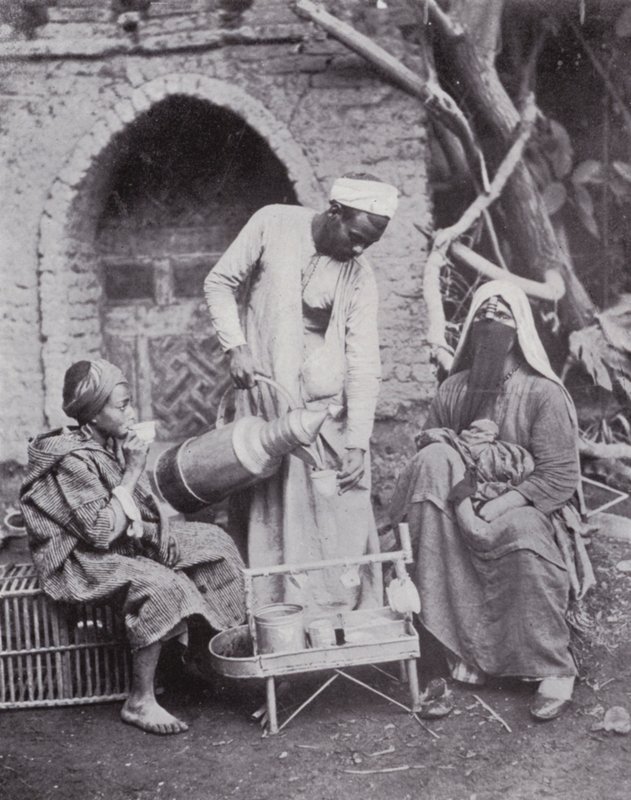 Egito: Servir café turco nas ruas do Cairo (foto a p/b) de English Photographer