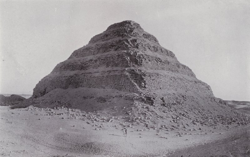 Egito: A Pirâmide de Passos em Sakkara (foto a p/b) de English Photographer