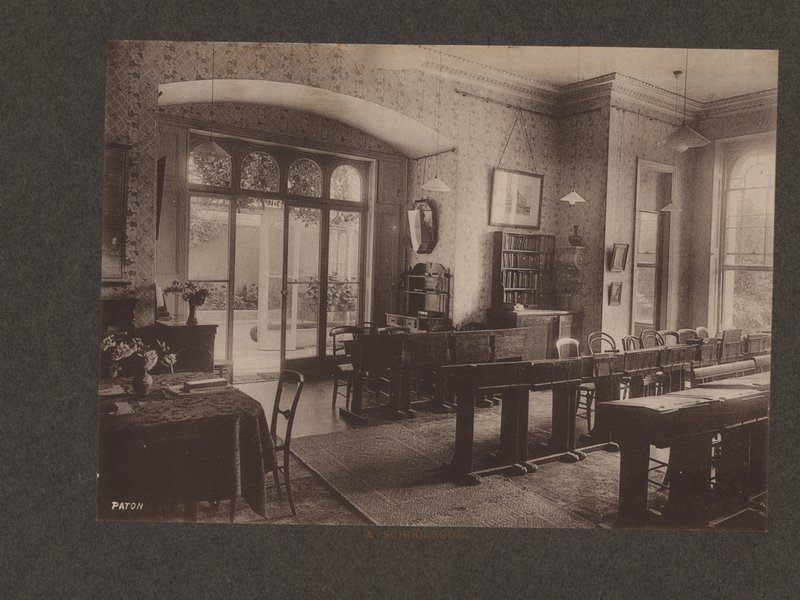 Escola Elmshurst para raparigas, East Finchley, Londres, c.1910 (fotografia a preto e branco) de English Photographer