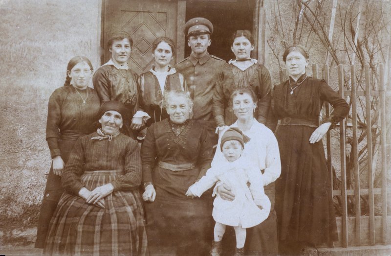 Soldado inglês, WW1, com grupo de habitantes locais, norte da Europa, provavelmente França (foto a p/b) de English Photographer