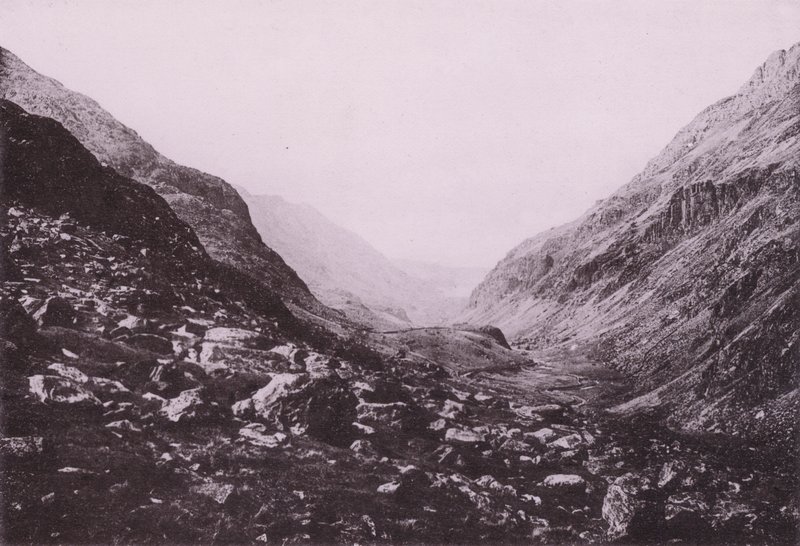 Entrada para o Passe de Llanberis (foto a p/b) de English Photographer
