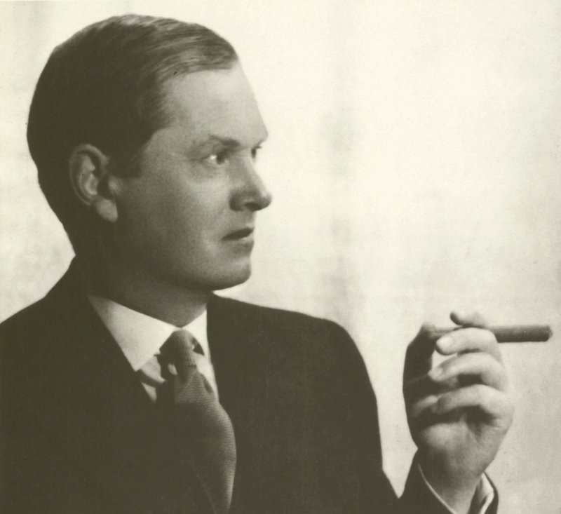 Evelyn Waugh, retrato, fumando charuto (foto a p/b) de English Photographer