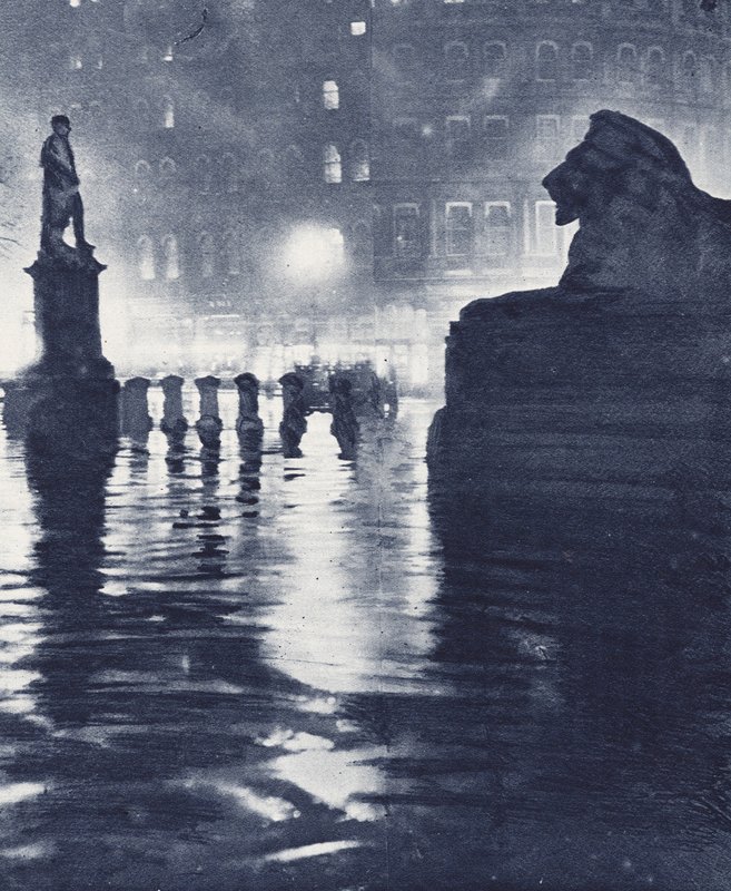 Sombras nocturnas em Trafalgar Square, Londres (fotografia a preto e branco) de English Photographer