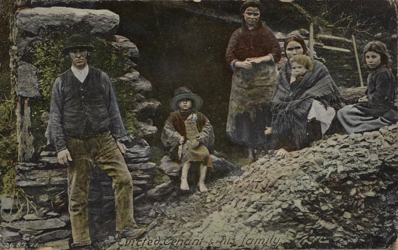 Inquilino despejado e sua família, Irlanda (foto colorida) de English Photographer