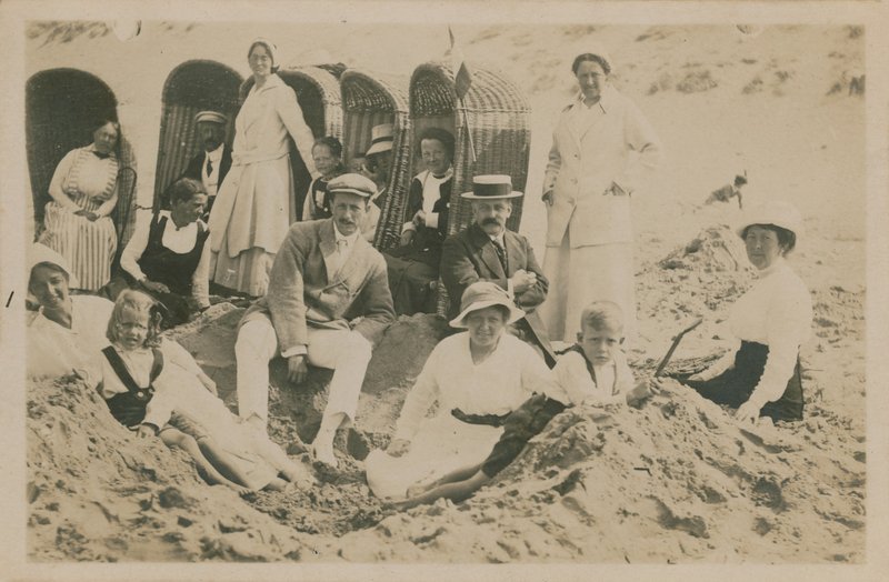 Família à beira-mar. Postal enviado em 1913. de English Photographer
