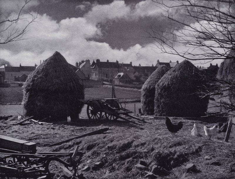 Empilhadeiras de fazenda e telhados de aldeia em Oxton, Lauderdale (foto a p/b) de English Photographer