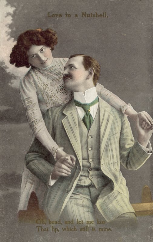 Casal elegantemente vestido prestes a beijar (foto a cores) de English Photographer