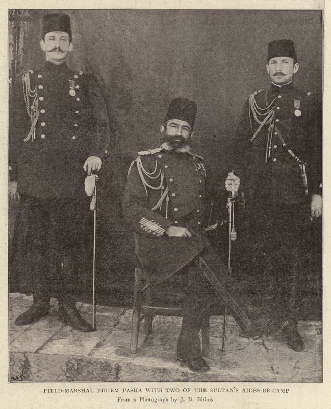 Marechal-de-campo Edhem Pasha, com dois dos Sultans Aides-de-Camp de English Photographer