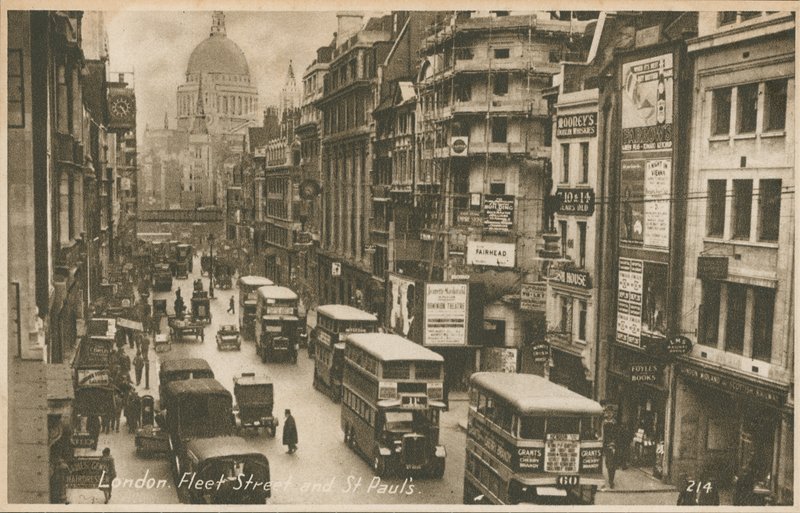 Fleet Street e St Pauls Cathedral, em Londres de English Photographer