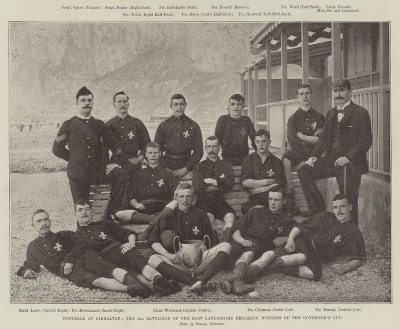 Futebol em Gibraltar, o 2º Batalhão do Regimento East Lancashire, vencedores da Taça dos Governadores de English Photographer