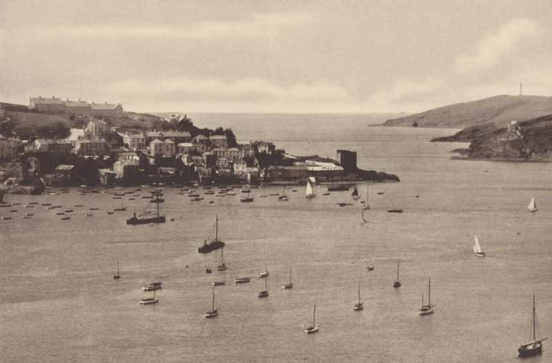 Fowey, Battery e Polruan Tower (fotografia a preto e branco) de English Photographer