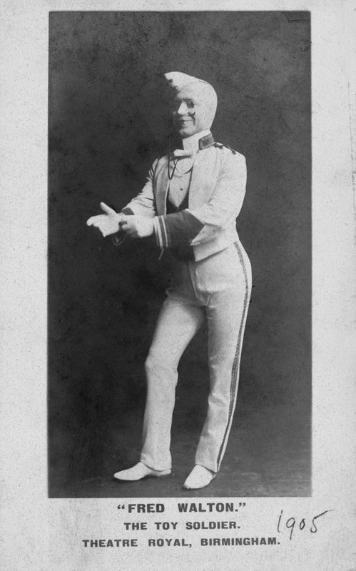 Fred Walton, ator americano de teatro e cinema nascido em inglês como The Toy Soldier (foto a p/b) de English Photographer