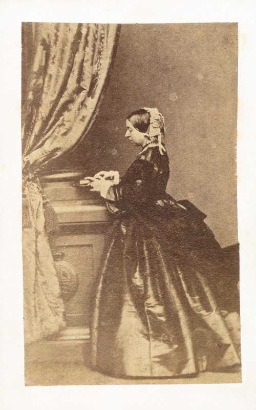 Retrato de corpo inteiro da rainha Victoria de English Photographer