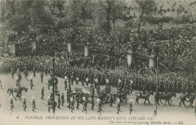 Procissão fúnebre de sua majestade tardia Rei Edward VII passando Marble Arch de English Photographer