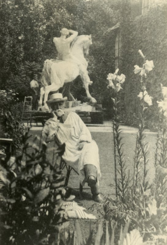 GF Watts no jardim de Little Holland House, Melbury Road, Kensington de English Photographer