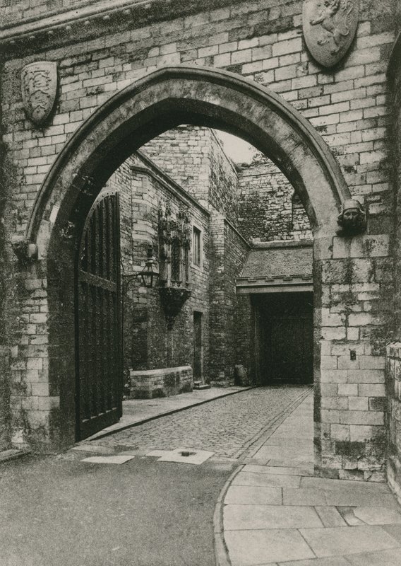 Porta de entrada do Lincoln Castle, mostrando John OGaunts Window de English Photographer