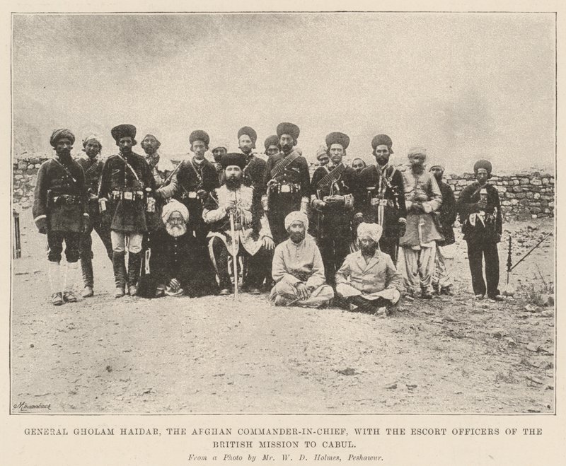 General Gholam Haidar, o comandante-em-chefe afegão, com os oficiais de escolta da missão britânica a Cabul de English Photographer