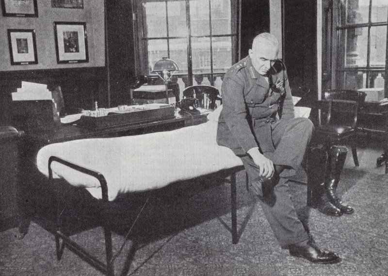 General Sir Edmund Ironside, Chefe do Estado Maior Imperial, em seu escritório no Gabinete de Guerra, onde dormia frequentemente durante a Segunda Guerra Mundial, 1939-1940 de English Photographer