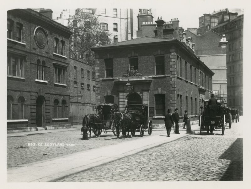 Vista geral de carruagens puxadas por cavalos na Scotland Yard de English Photographer