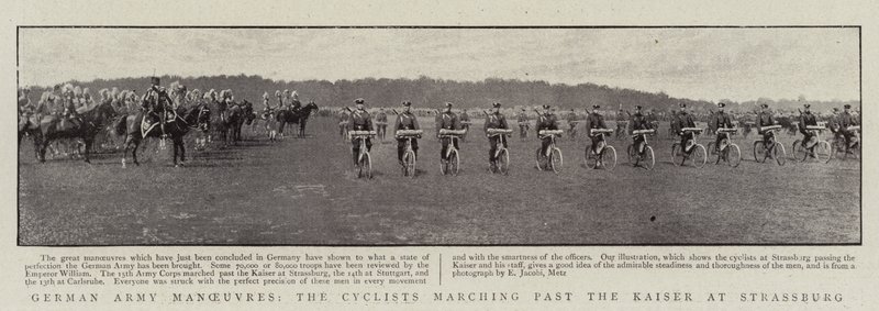 Manobras do exército alemão, os ciclistas marchando passado o Kaiser em Strassburg de English Photographer
