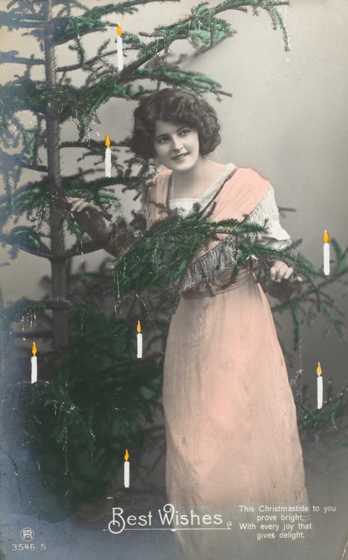 Menina e árvore de natal de English Photographer