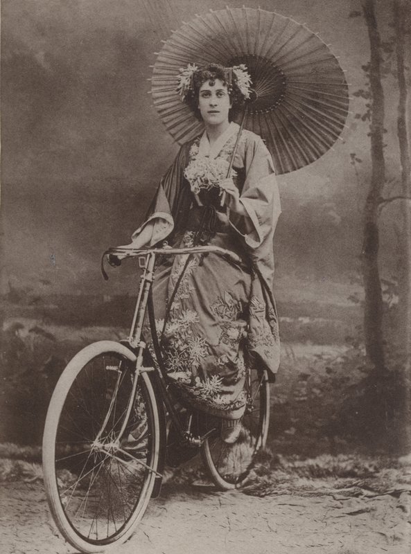 Garota de bicicleta, vestida na moda japonesa de English Photographer